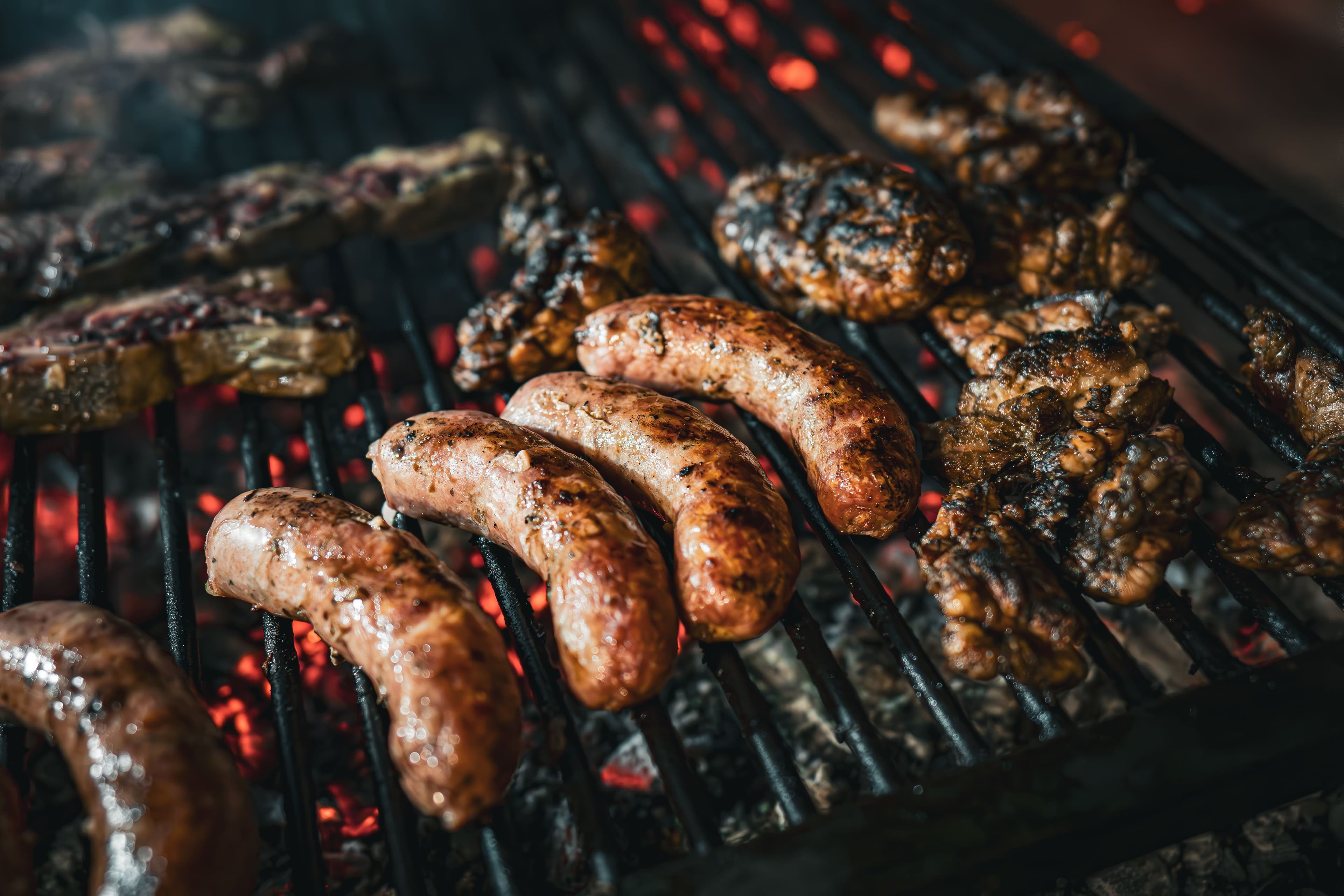 Parrilla de brasa con producto de temporada